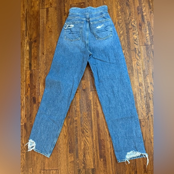 AMERICAN EAGLE High Rise Distressed Straight Leg Jeans in Medium Wash Size 0 - Picture 4 of 5